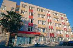 Godina kryesore e Spitalit Rajonal Elbasan me hyrjen, parë nga poshtë