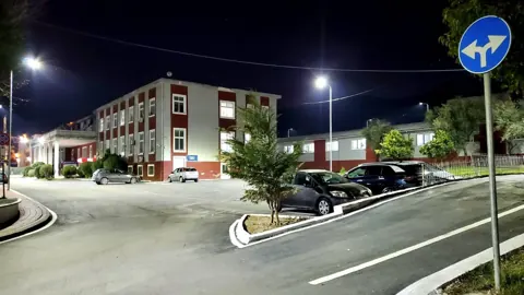 Godina e Spitalit Rajonal Elbasan dhe parkimi në mbrëmje