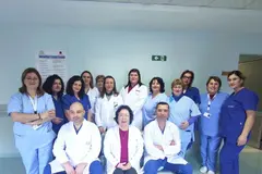 Mjekë dhe infermierë të Spitalit Rajonal Elbasan në një korridor të spitalit