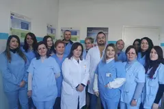 Mjekë dhe infermierë të spitalit pranë postera informues për diabetin