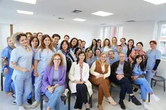 Foto grupi e personelit shëndetësor në një sallë të spitalit