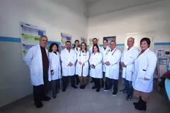 Grup mjekësh me përparëse të bardha në një ambient të spitalit