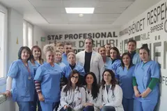 Ekip mjekësh dhe infermierësh në korridorin me vlerat e spitalit